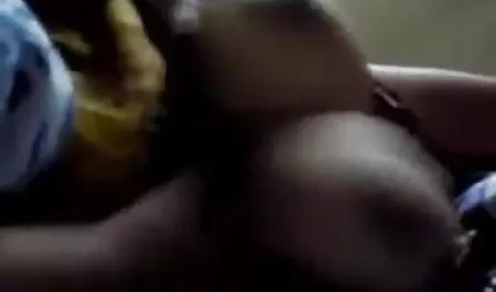 सुनहरे बालों हिंदी सेक्सी फिल्म वाली एक दुकान की खिड़की में लोगों से भरा रन