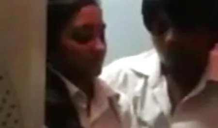 बड़ी बहन सेक्स के हिन्दी सेक्सी फिल्म लिए छोटी बहन सिखाता है