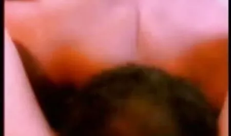 पतला युवा आदमी गले में सेक्सी मूवी मूवी हिंदी में डूब