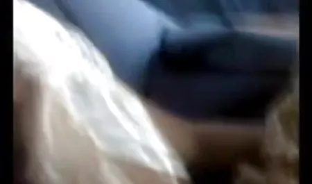 दो जुड़वां बहनों की फिल्म की सेक्सी मीठी जीभ