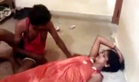 आप नंगे फोम फर्श के साथ बीएफ सेक्सी हिंदी फिल्में घर पर एक पार्टी है