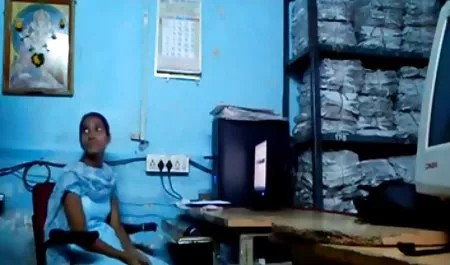 डेडलो अपने पैरों के बीच डाला दोनों हाथों से हिंदी सेक्सी मूवी पिक्चर फिल्म काले रखा