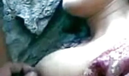 व्यक्ति लॉकर कमरे में स्तनों के बारे में सेक्सी फिल्म के साथ चिंता