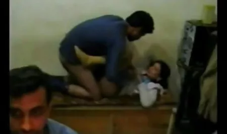रूसी अधिकारियों ने तीन सेक्सी पिक्चर वीडियो में बीपी वेश्याओं का सफाया