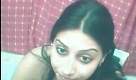ऊँची एड़ी के जूते में नग्न गोरा अपार्टमेंट के कोई सेक्सी फिल्म आसपास चलता है