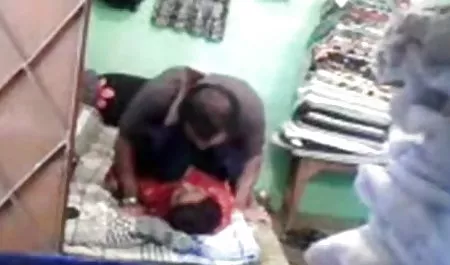 परिपक्व महिला सेक्स का वीडियो फिल्म मेज पर उसके साथी के साथ खेल