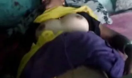वह सेक्सी पिक्चर फुल मूवी बिस्तर पर लाल कुतिया ले लिया, उसे भारी बनाया और उसे फेंक दिया, जबकि विरोध