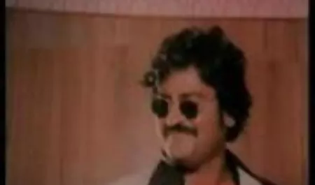 छात्रों की वजह से सेक्स के लिए बूढ़े आदमी की बेटी को रानी मुखर्जी की सेक्सी फिल्में तलाक दे दिया
