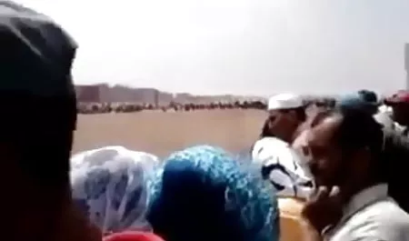 पत्नी के साथ काला आदमी fucks और पति में सपना चौधरी की सेक्सी फिल्में मदद करता है उन्हें
