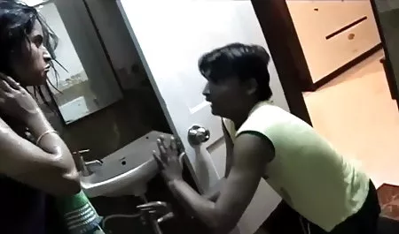 नशे में गोरा उसके दोस्त एक भार द्वारा की सेक्सी फिल्म चूसा है