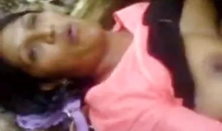 कारीगर एक अंतरंग मालिश के साथ गाय की सेक्सी फिल्म को उत्तेजित करता है