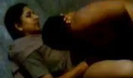एक सेक्सी फिल्म पंजाबी पिक्चर दोस्त पर शराब डालने का कार्य उसे मुर्गा और सेक्स का एक कौर दिया