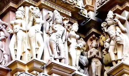 उंगलियों एक सेक्सी फिल्म के पैरों पर अंग और एक टिप देता है