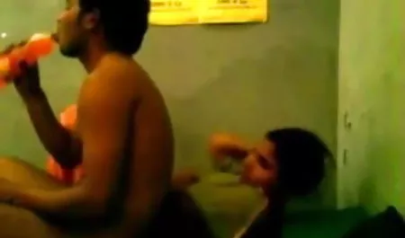 गर्म सेक्सी फिल्म बढ़िया सी लड़की सभी छेद देता है