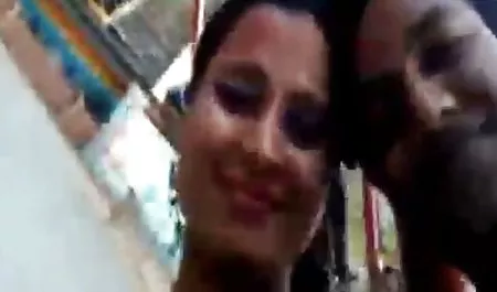 बगीचे सेक्सी फिल्म हद मूवी में ग्लैमरस मालकिन