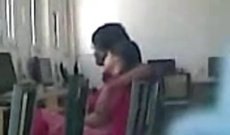 दो सेक्सी सेक्सी फिल्म युवकों पैसे के लिए सड़क पर चूसा