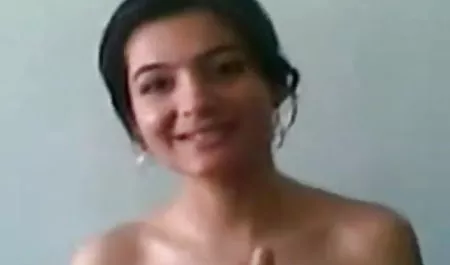 लंबे शॉर्ट्स में सेक्सी पिक्चर नंगी करने वाली युवा पोती के लिए दादा,