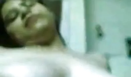 एक सेक्सी पिक्चर वीडियो में वीडियो में नग्न रूसी पत्नी तैयारी करता है
