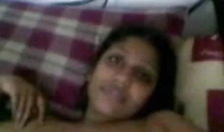 सुंदर माँ गैरेज सेक्सी हिंदी में फिल्म में एक बच्चे के साथ धोखा देती है