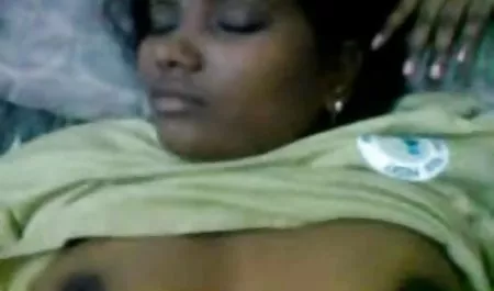 एक भूखे सैनिक एक परिपक्व सेक्सी पिक्चर वीडियो में नंगी नंगी गृहिणी