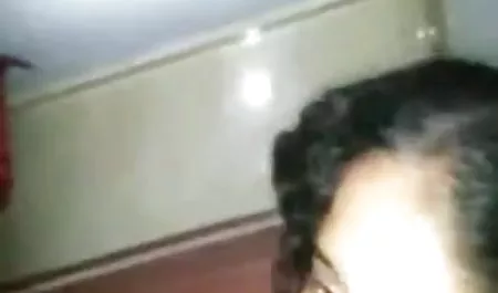 पिता हस्तमैथुन और आराम में मदद की थी, जो एक लड़की को हिंदी में सेक्सी फिल्में हिंदी में मिला