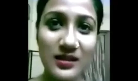 एक छोटे गुलाबी बिस्तर पर इंग्लिश मूवी सेक्सी एक छोटे डिक के साथ खेल