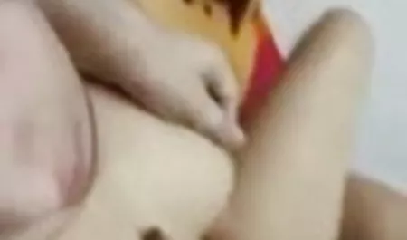 मेरी माँ कपड़े बदलता है, सेक्सी फिल्म इंग्लिश में वीडियो में जबकि मुझे उंगली