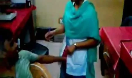 गांव से एक महिला बोलती वीडियो में सेक्सी फिल्में भेजो